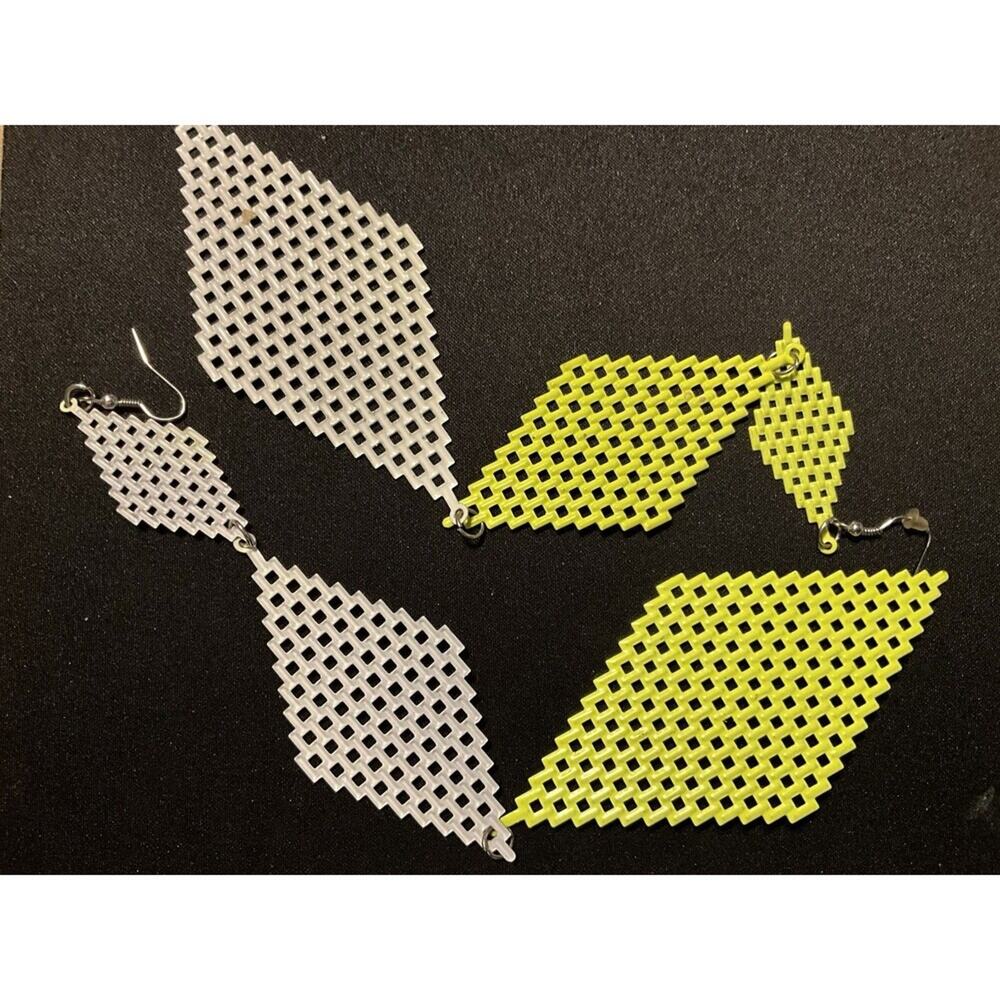 1980’s Fluorescent Green 3 Triangle Panels 8.5in Honey Comb